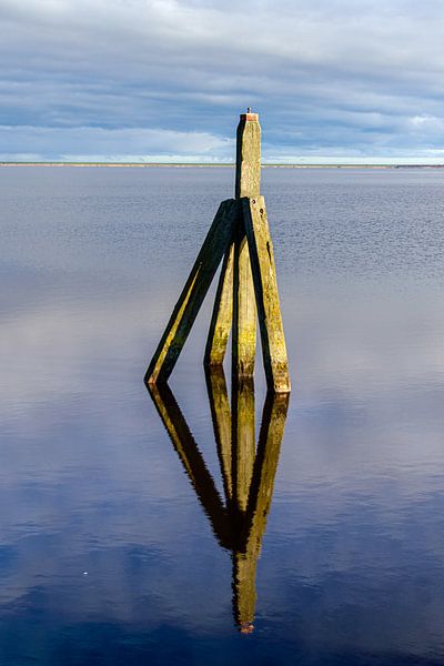 A mooring post with reflection. by Jurjen Jan Snikkenburg