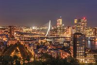 Stadsbeeld van Rotterdam bij nacht van de Euromast met de Erasmusbrug op de achtergrond
