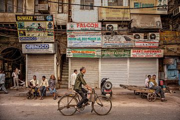 Geschäftiger indischer Straßenmarkt in Neu-Delhi, Indien.