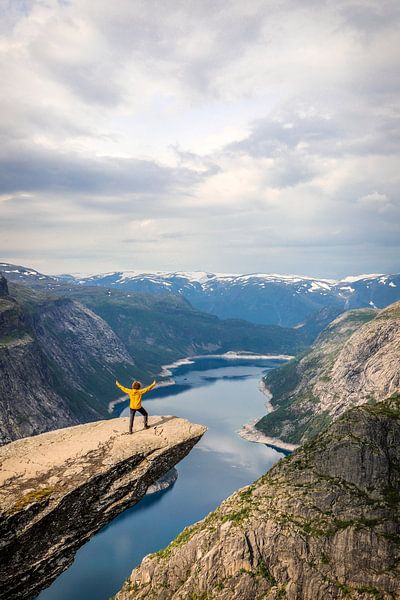Der Gelbe Mann auf der Trolltunga: Blick auf den Ringedalsvannet von Be More Outdoor