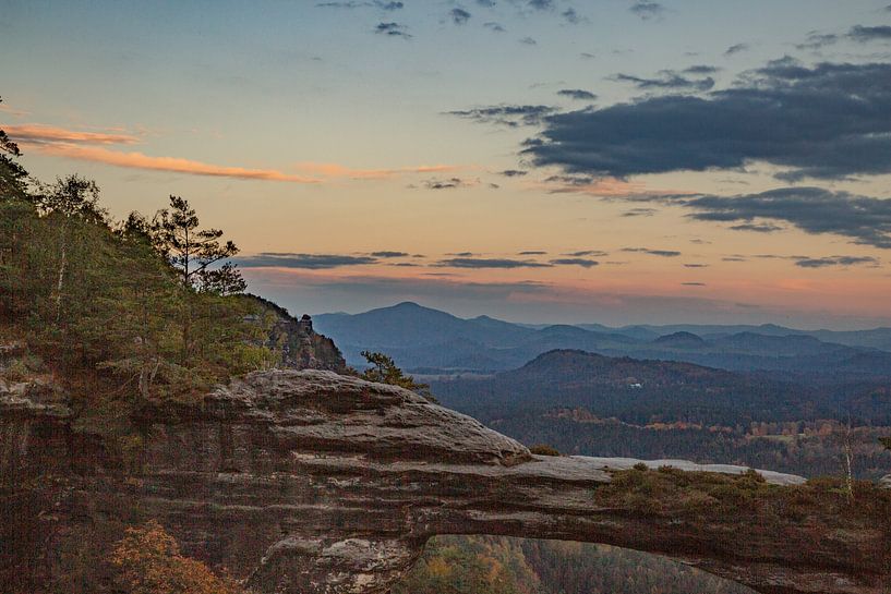 Naturgerahmt – Das Prebischtor zwischen Kiefern und Abendlicht von Fototante