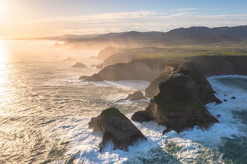 Vuurtoren boven op ruige rotskust
