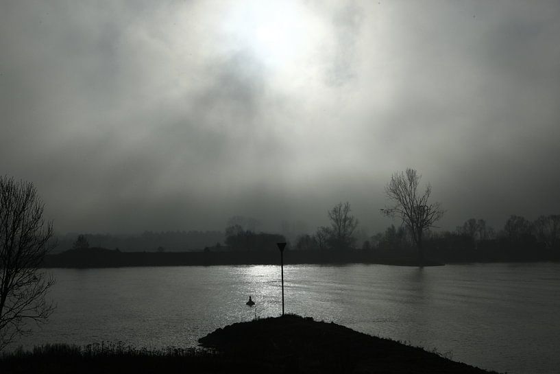 Rivier in de mist van Menno Bausch