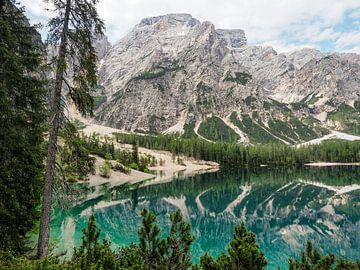 The turquoise-coloured Lago di Braies is nestled quietly between the steep rock faces of the Dolomites. Mirror-smooth water by Miriam Schwarzfischer Fotografie