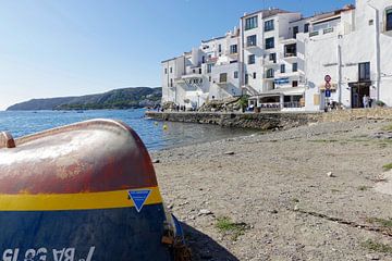 Een vissersboot ligt op het strand van Cadaqués. van Berthold Werner