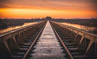 Coucher de soleil sur le Moerputtenbrug (Den Bosch) entre les rails