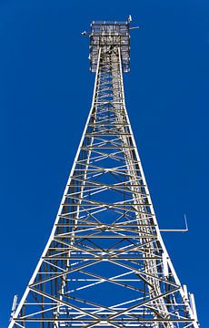 Stalen open toren tegen blauwe lucht