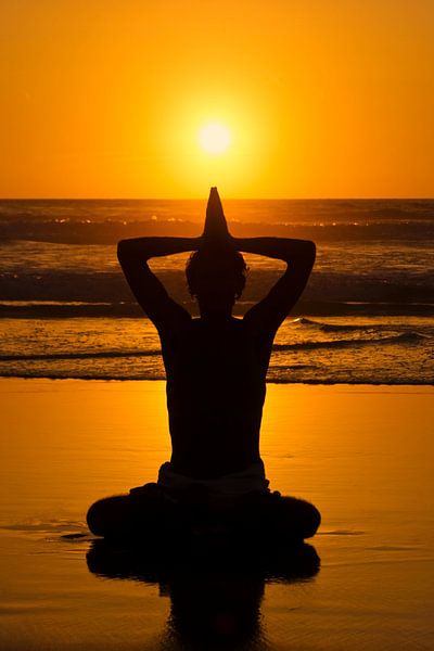 Yoga op het strand bij zonsondergang von Eye on You