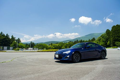 Toyota GT86 au pied du Mont Fuji