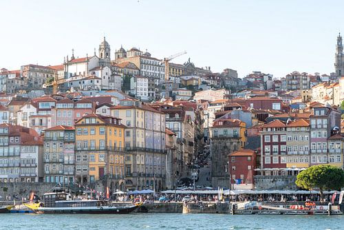 Skyline van Porto in zacht avondlicht aan de rivier