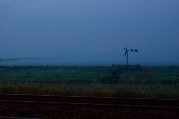 Mist op het land achter het spoor