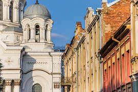 De kerk van Michael de aartsengel en oude huizen in Kaunas van Marc Venema