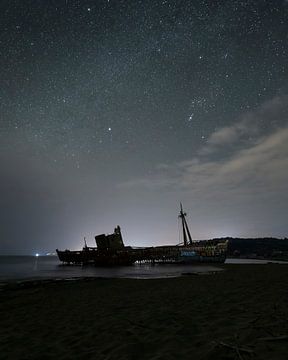 Schiffbruch unter dem Sternenhimmel bei Nacht von Ewold Kooistra