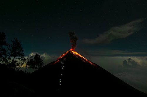 Vurige eruptie van de Volcan de Fuego onder een sterrenhemel