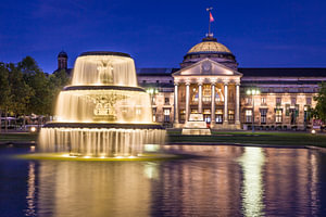 Kurhaus und Brunnen auf dem Bowling Green bei Nacht, Wiesbaden