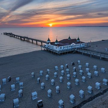 Seebrücke am Strand von Ahlbeck bei Sonnenaufgang von Markus Lange