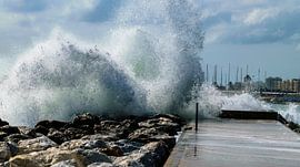 Splashing water in color by Hans Verhulst