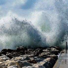 Opspattend water in kleur van Hans Verhulst