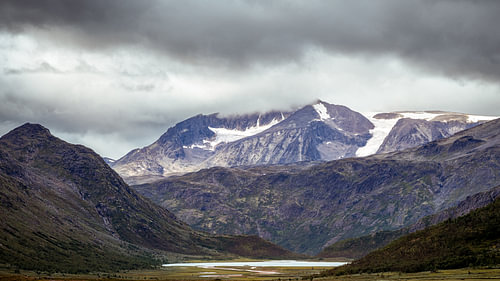 Verschneite Hänge im norwegischen Hochgebirge
