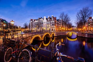 Dämmerungsfoto der Grachten von Amsterdam