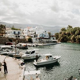 Haven van vissersdorp Sissi op het Griekse Kreta van Hey Frits Studio