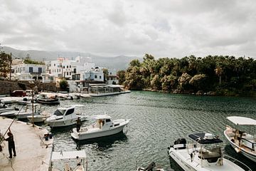 Haven van vissersdorp Sissi op het Griekse Kreta van Hey Frits Studio