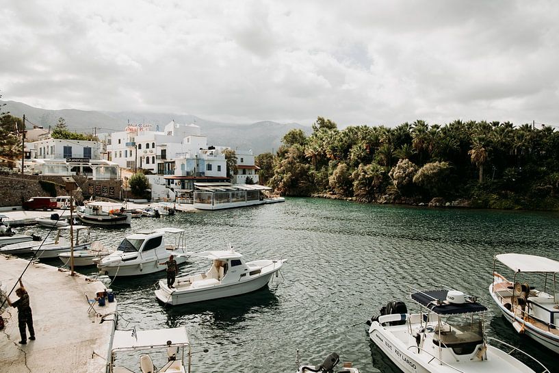 Hafen des Fischerdorfs Sissi auf Kreta von Hey Frits Studio