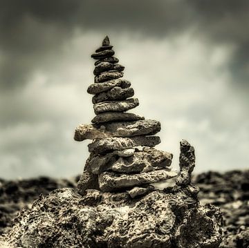 Gestapelde toren van stenen, Curacao van Keesnan Dogger Fotografie