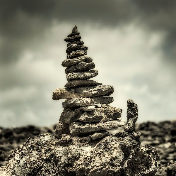 Gestapelter Turm aus Steinen, Curaçao von Keesnan Dogger Fotografie