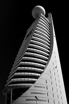abstracte architectuur wolkenkrabber in Dubai VAE in zwart-wit van Dieter Walther