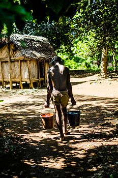 Auf der anderen Seite des Kristalls | Mann mit Eimern