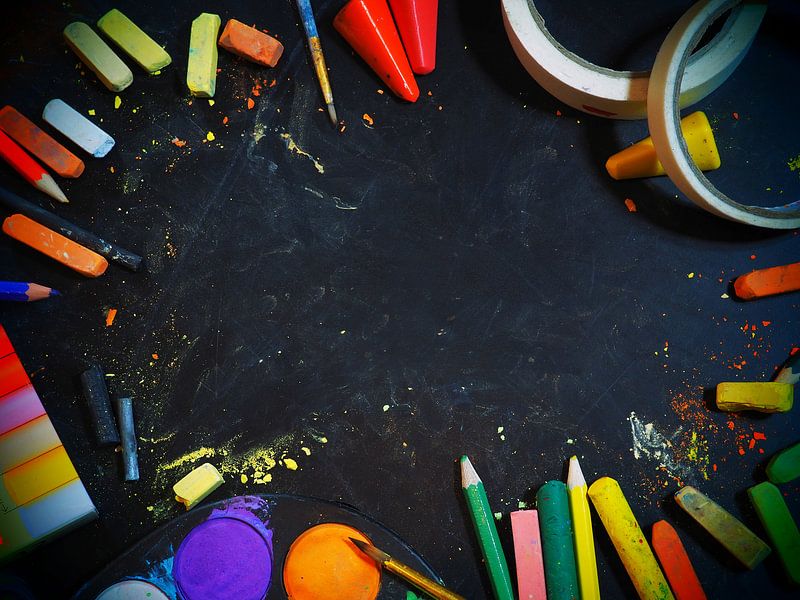 Kunst materialen op zwarte achtergrond van Moniek Op den Camp