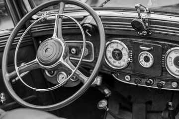 Nostalgische cockpit van een oude klassieke auto, zwart-wit fotografie van Animaflora PicsStock