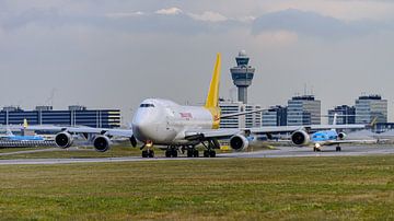 DHL - Kalitta Air Boeing 747-400F vrachtvliegtuig. van Jaap van den Berg