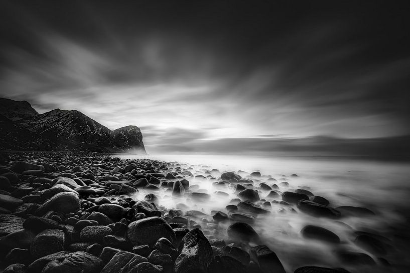 Paysage côtier en Norvège au bord de la mer. Image en noir et blanc. par Manfred Voss, Photographie Noir et Blanc