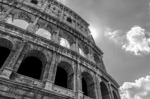 Italië, Rome.De zon tikt het Colosseum aan.