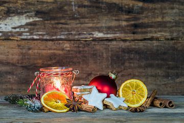 Kerstmis achtergronddecoratie met kaars, koekjes, sinaasappelschijfjes van Alex Winter