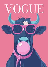 Eine stilvolle Kuh mit Sonnenbrille, die rosa Kaugummi bläst – Vogue-Poster von Cross