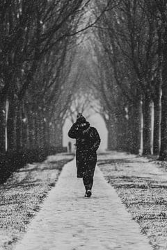 Eenzame wandelaar in de sneeuw