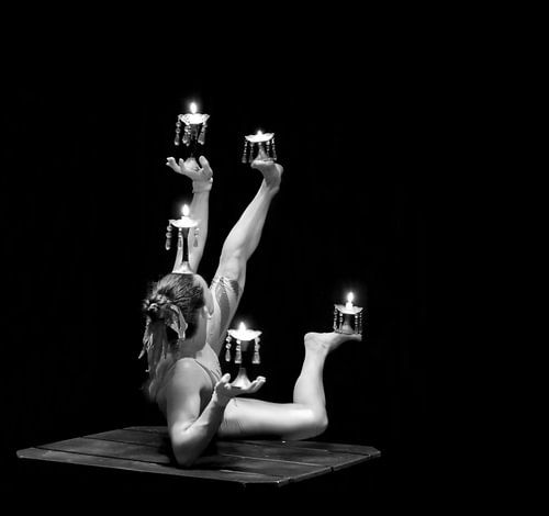 Menselijke kandelaar in zwartwit