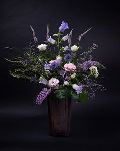 Stillleben: Strauß aus violetten, rosa und weißen Blumen