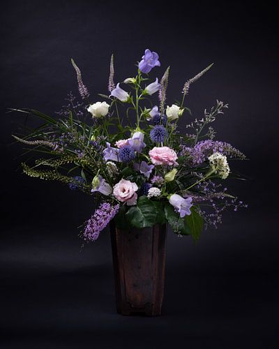 Stilleven: Boeket paarse, roze en witte bloemen