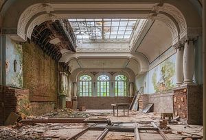 Decay hotel van Truus Nijland