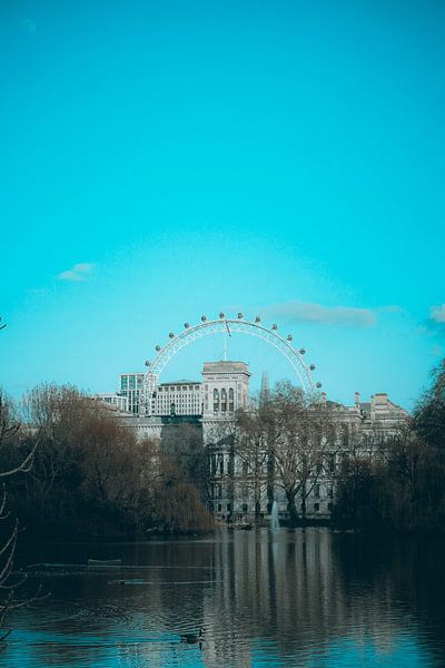 London by Hello Pompoyo