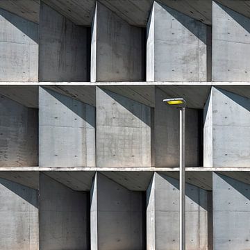 Architectuurfoto van gevel  met straatverlichting in Pamplona, Spanje van Wim Schuurmans