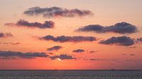 Rode zonsondergang in zee, Domburg, Nederland