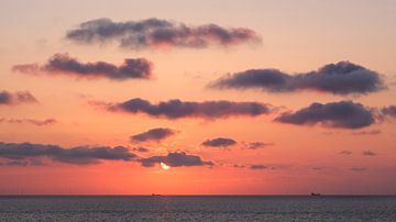 Rode zonsondergang in zee, Domburg, Nederland van themovingcloudsphotography