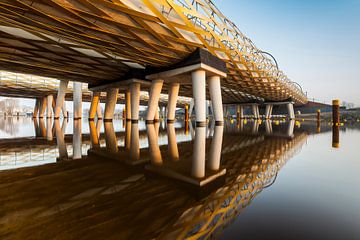 De Royal Welch Bridge spoorbruggen over de rivier de Dieze in s'-Hertogenbosch, Nederland van Marcel Bakker