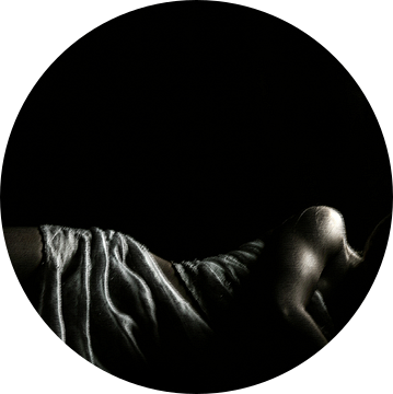 Liggend model zwart-wit van Anouschka Hendriks