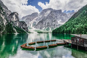 Pragser Wildsee of Lago di Braies in de Dolomieten in het voorjaar
